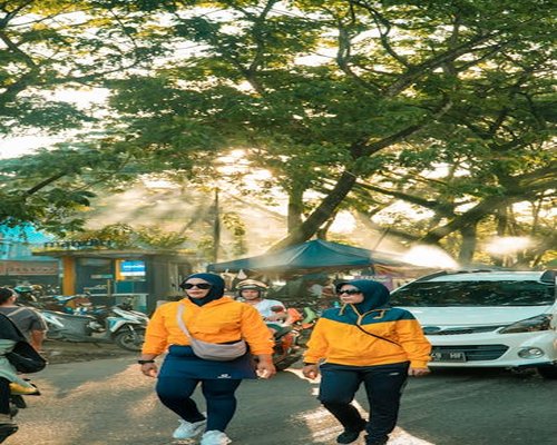 Berjalan kaki santai di lingkungan sekitar